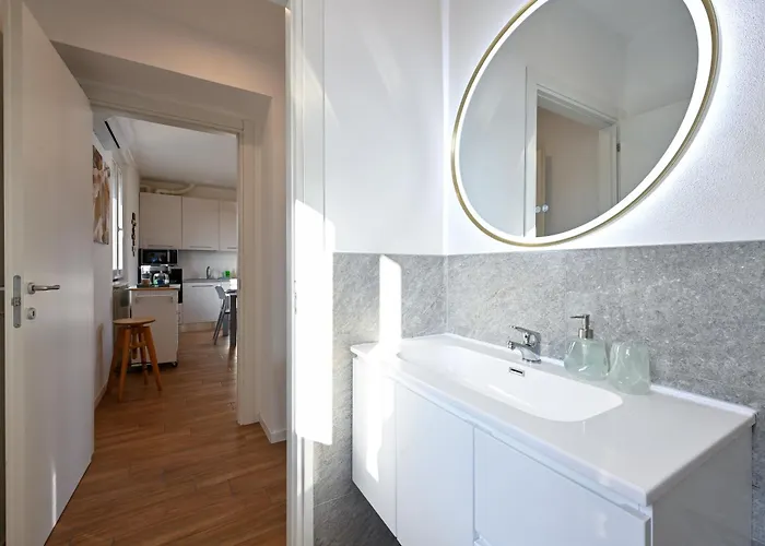 Lora Luxury 6 Free Private Parking, Self Check In アパート コモ